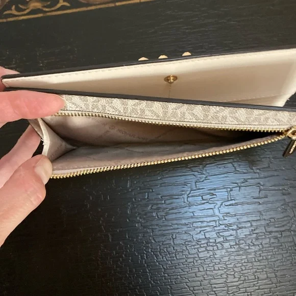 Michael Kors Reed Large Snap Bifold Wallet - Picture 11 of 12